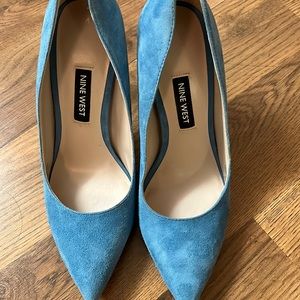 Beautiful Nine West 5.5 blue suede shoes